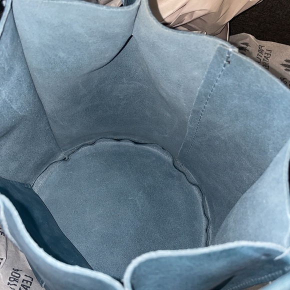 Portland Leather Aqua Classic Devan Bucket Tote - Picture 9 of 12